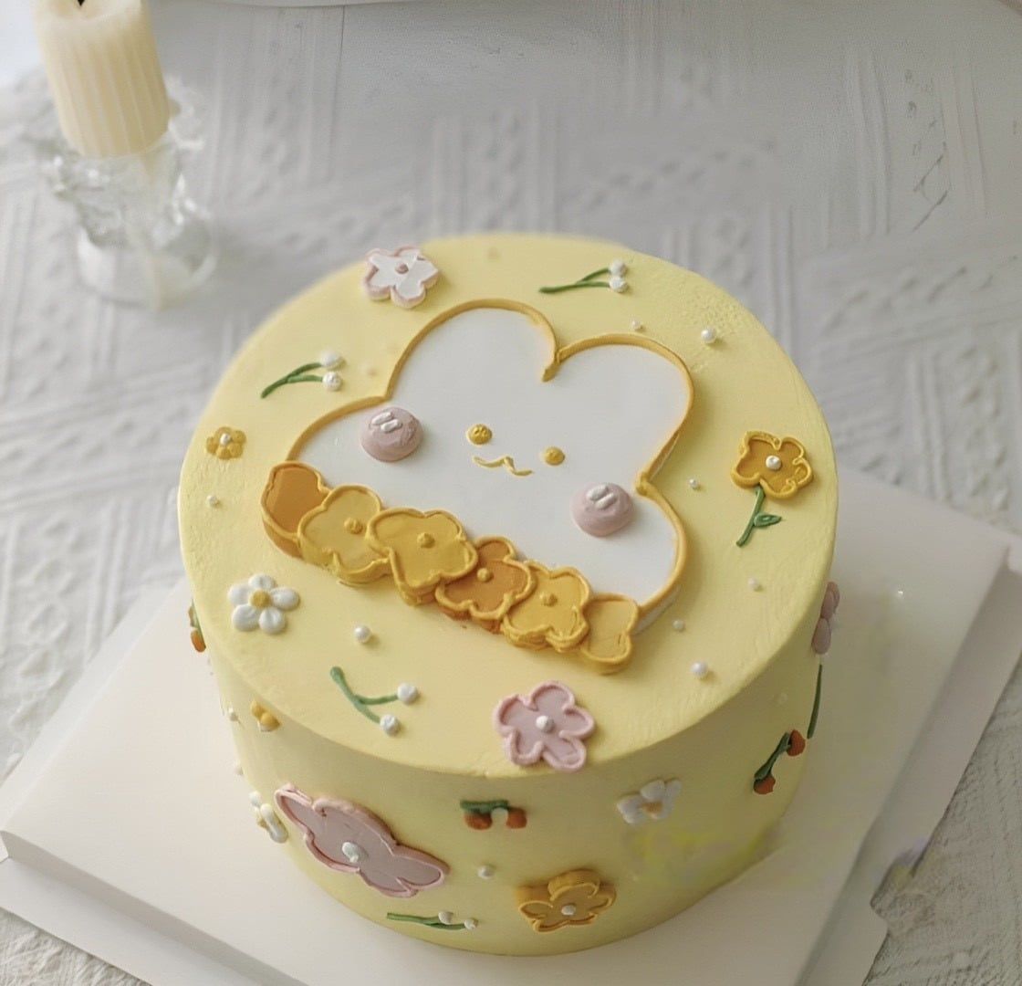  T Bánh Sinh Nhật Hình Thỏ Tone Vàng 