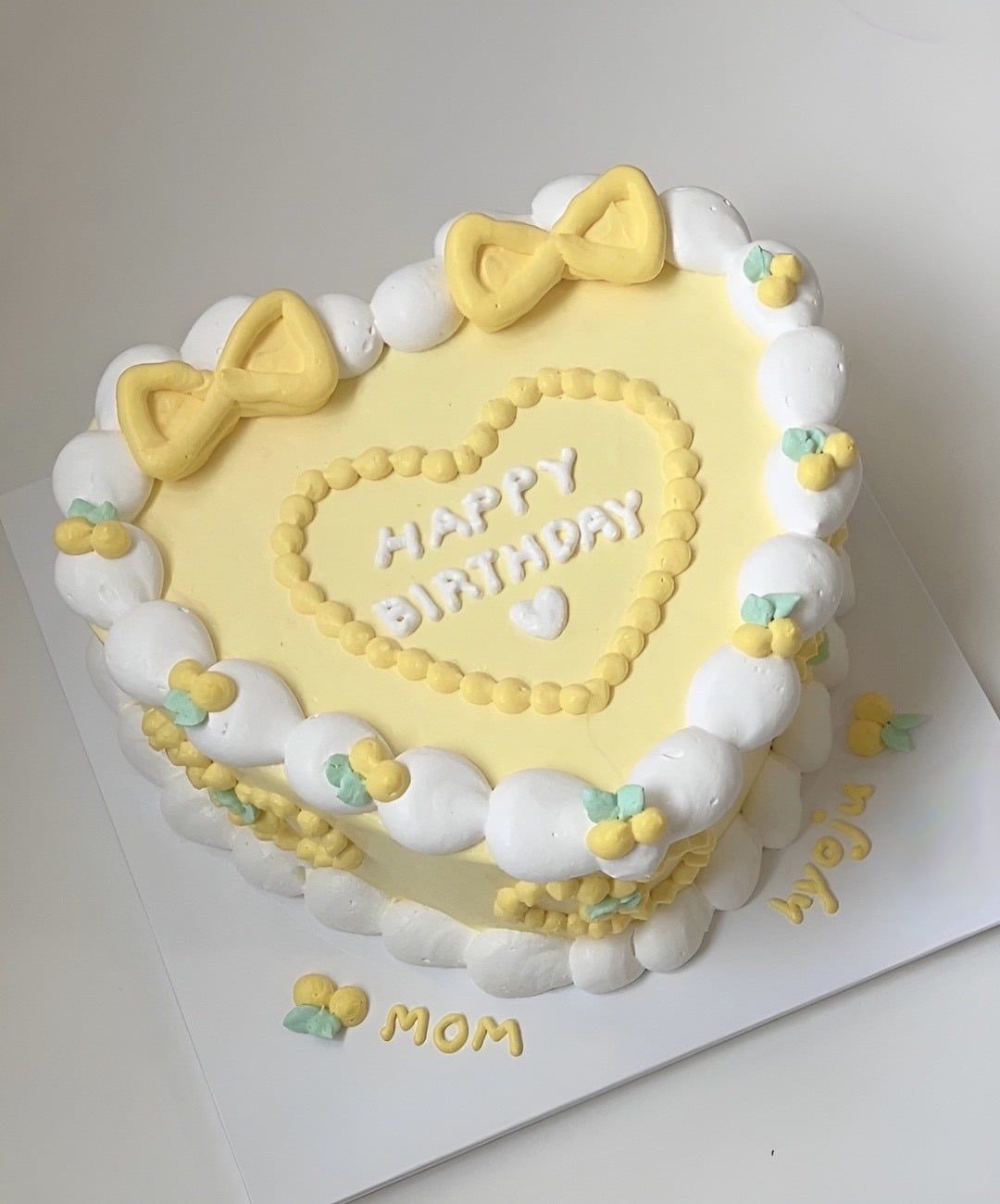  Bento Cake tone vàng pastel 