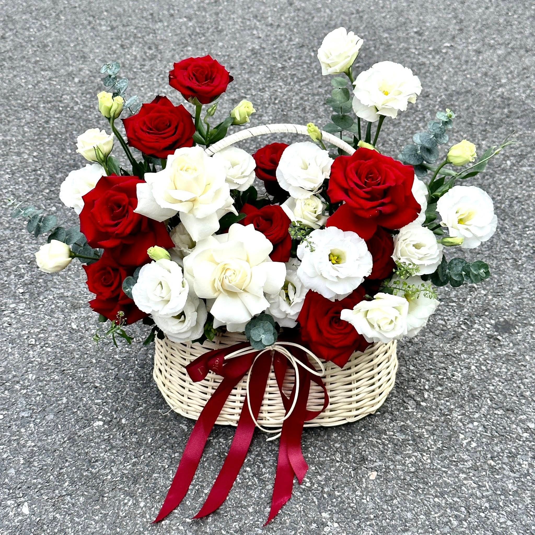  Giỏ hoa tone đỏ 