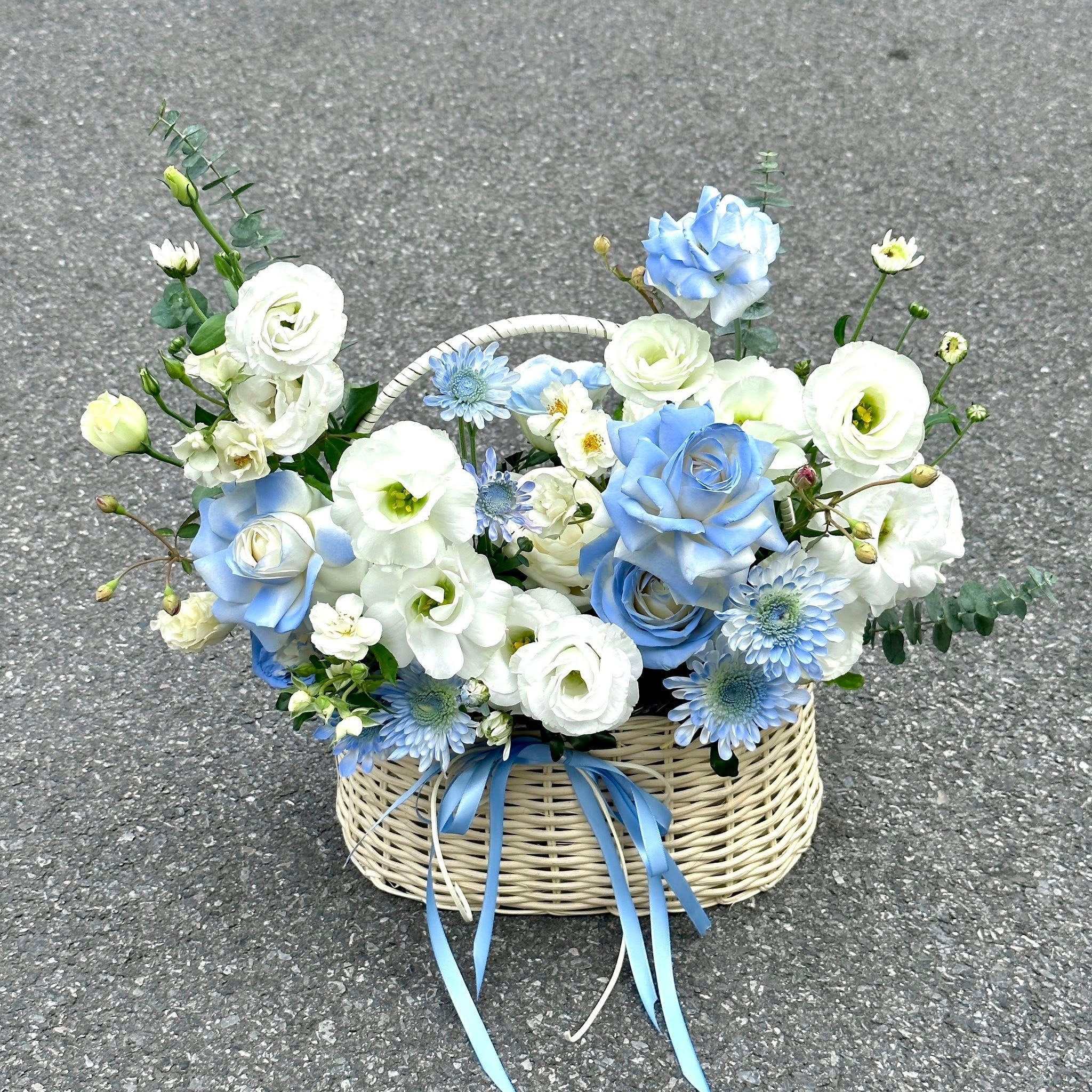  Giỏ hoa tone xanh dương 