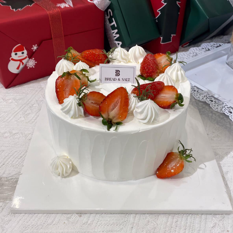  T Bánh Sinh Nhật Dâu Tây Tone Trắng 