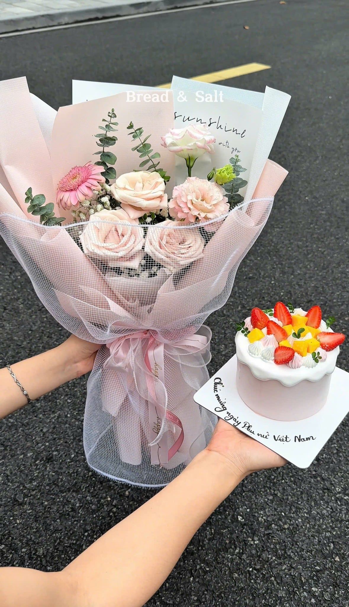  Set Bánh & Hoa Xinh (Bó hồng nhạt) 