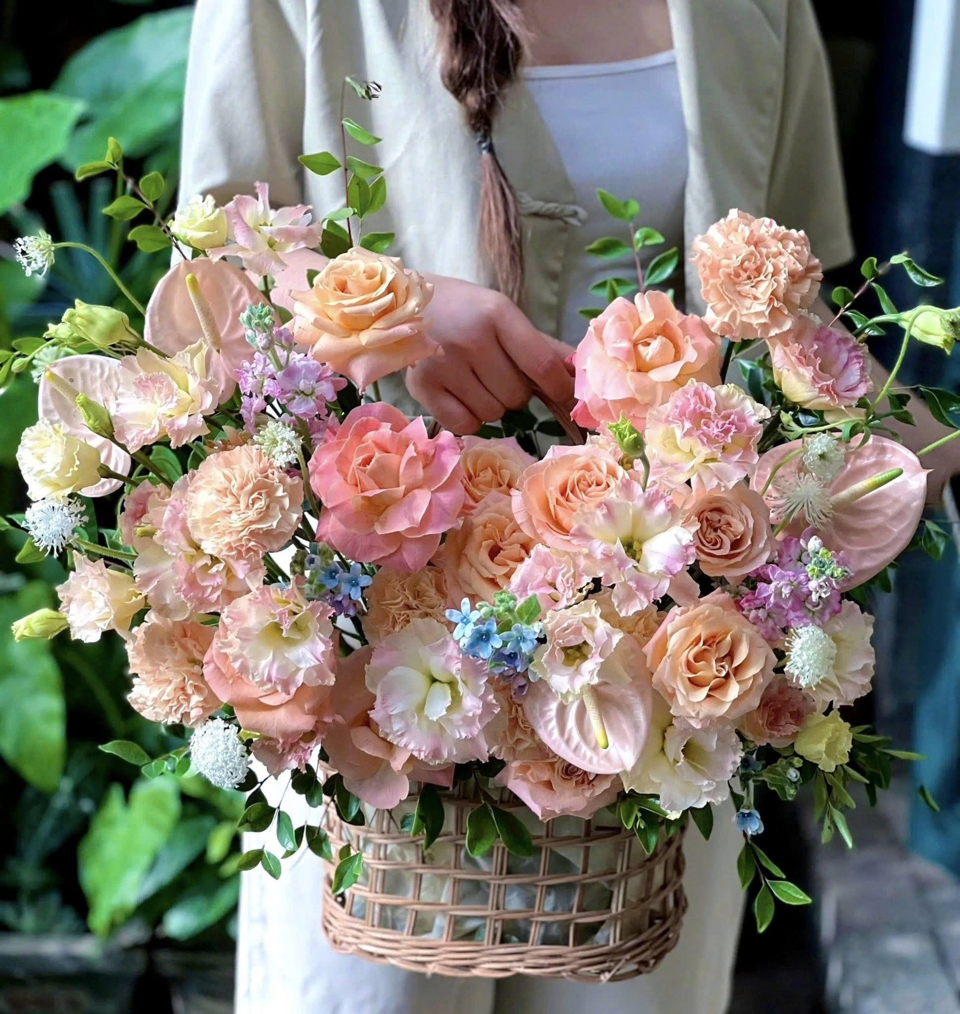  Giỏ Hoa Tone Hồng Cam Dịu Nhẹ Tặng Mẹ, Tặng Bà, Đồng Nghiệp, Thầy Cô 