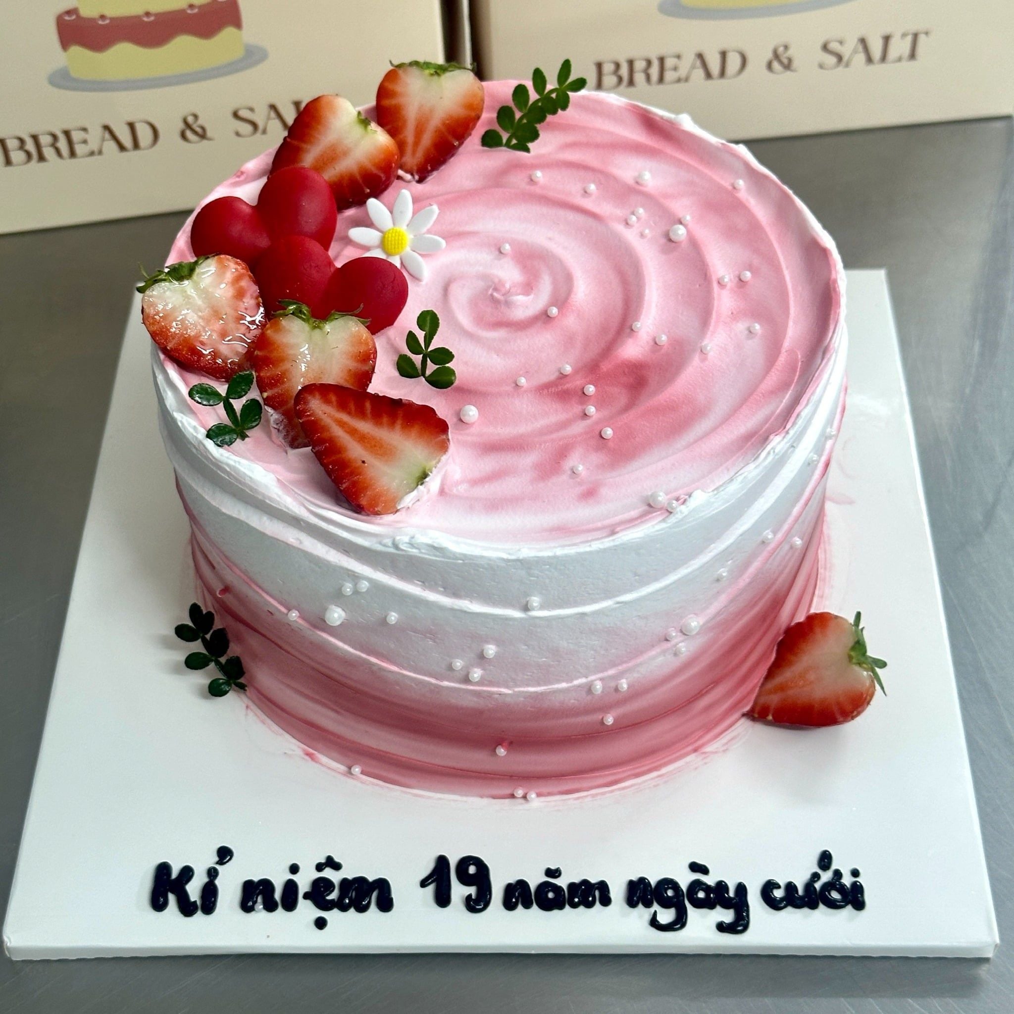  T Bánh Sinh Nhật Tone Đỏ Dâu Tây Kỉ Niệm Ngày Cưới 