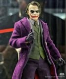  Mô hình Joker the dark knight Mezco toys tỷ lệ 1:12. 