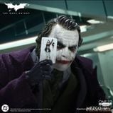  Mô hình Joker the dark knight Mezco toys tỷ lệ 1:12. 