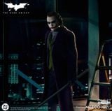  Mô hình Joker the dark knight Mezco toys tỷ lệ 1:12. 