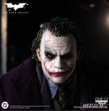  Mô hình Joker the dark knight Mezco toys tỷ lệ 1:12. 