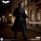  Mô hình Joker the dark knight Mezco toys tỷ lệ 1:12. 