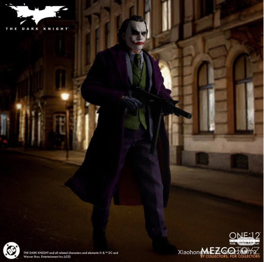  Mô hình Joker the dark knight Mezco toys tỷ lệ 1:12. 