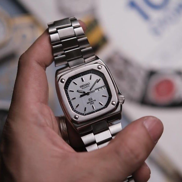  VINTAGE 1980’S SEIKO SQ SPORTS 100 SQUARE CASE GREY DIAL – REF. 7546-5050 