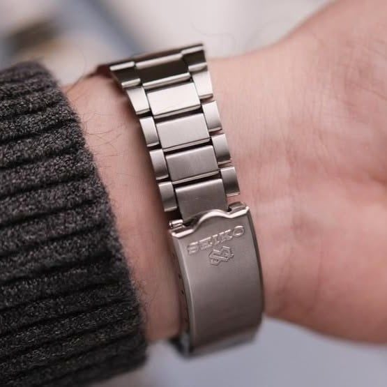  VINTAGE 1980’S SEIKO SQ SPORTS 100 SQUARE CASE GREY DIAL – REF. 7546-5050 