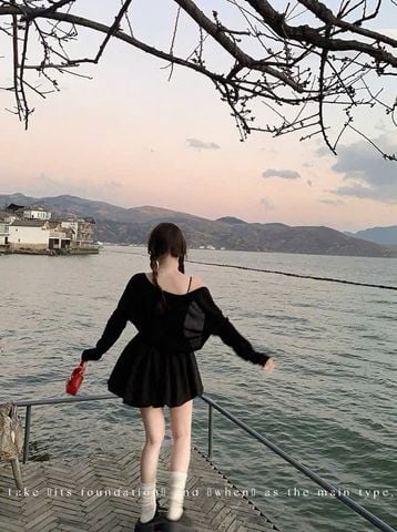 Sét đầm màu đen 2 dây Bí mix áo khoác cánh dơi