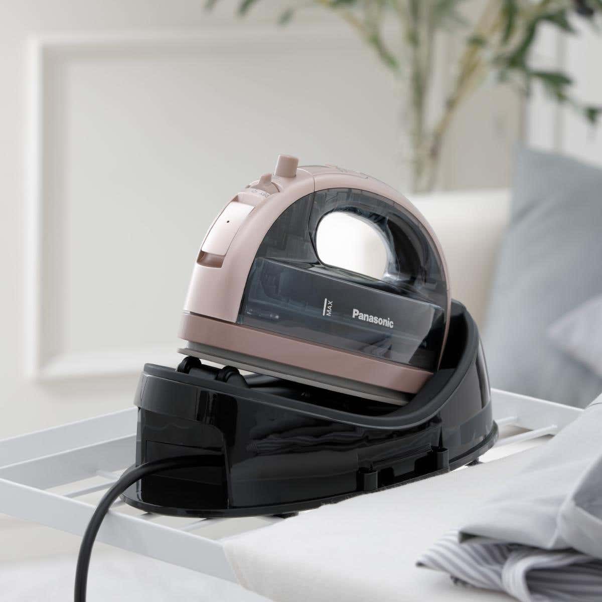 Bàn ủi không dây với mặt đế đa hướng giúp là ủi nhanh chóng và linh hoạt 1800 W* Panasonic NI-WL35PNRA – ảnh 3