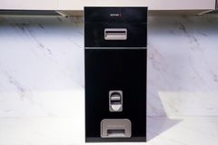 Thùng gạo mặt kính cường lực GrandX XR.G301B ảnh 4