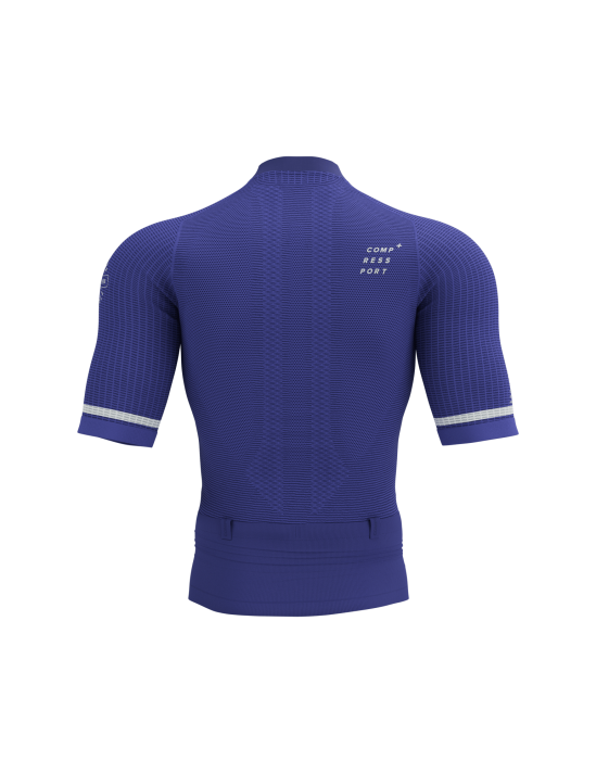 Phần bả vai có phần sọc lưới giúp thoát hơi mồ hôi cơ thể nhanh chóng