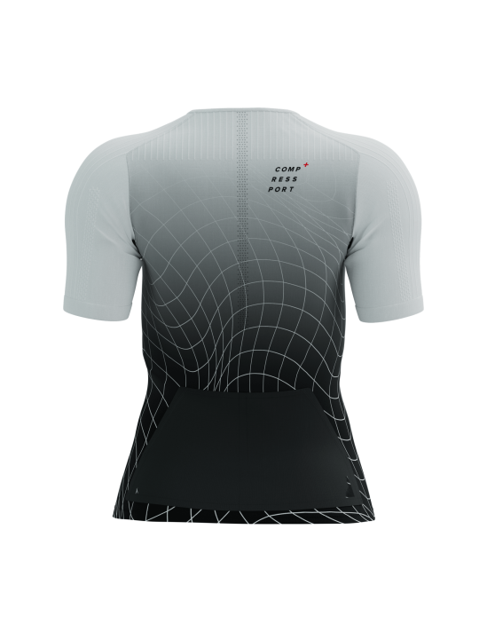 Phần lưng áo được trang bị dải thoát khí mát mẻ