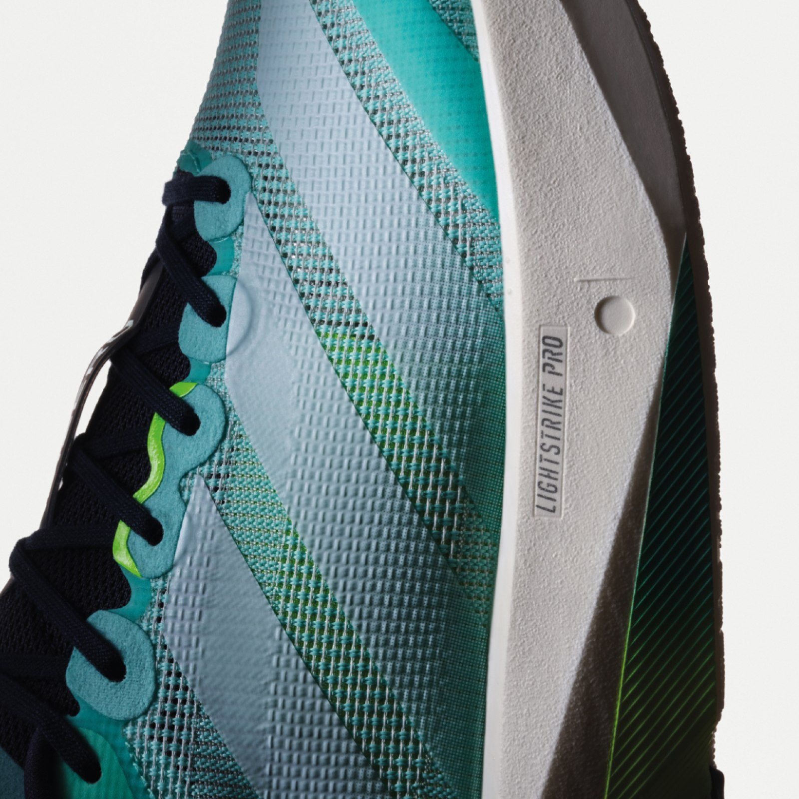 Cận cảnh Adizero Boston 13 với phần đế giữa Lightstrike Pro.