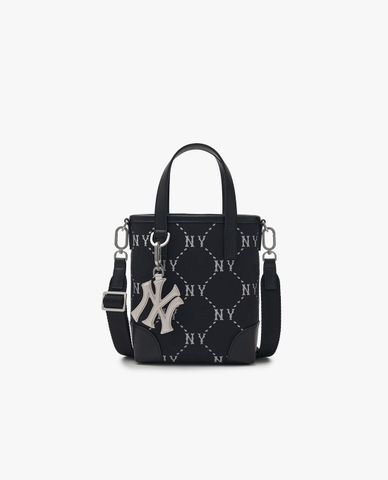  MLB - កាបូបប្រភេទ Mini Crossbody សំពត់រាងចតុមុខ មូណូក្រាមពេជ្រ 