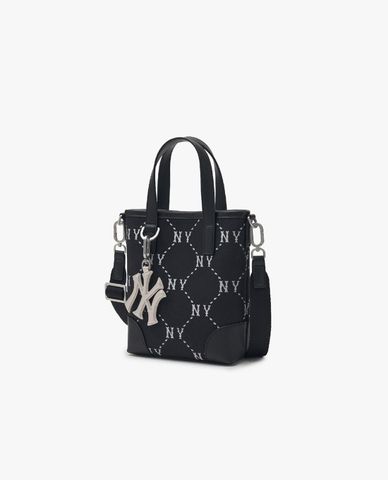  MLB - កាបូបប្រភេទ Mini Crossbody សំពត់រាងចតុមុខ មូណូក្រាមពេជ្រ 