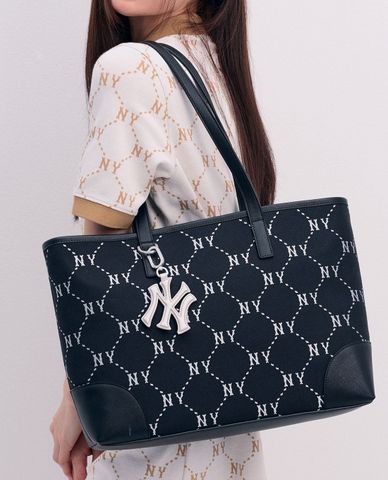 MLB - ប្រដាប់ដាក់ទំនិញរាងម៉ាស៊ីនមាស Rectangular Diamond Monogram Jacquard Tote Bag សំរាប់គ្រួសារវ័យចម្ងាយទាំងពីរ 