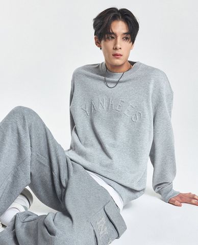  MLB - Unisex Basic Embo Letter Graphic Long-Sleeve Crewneck Sweatshirt 