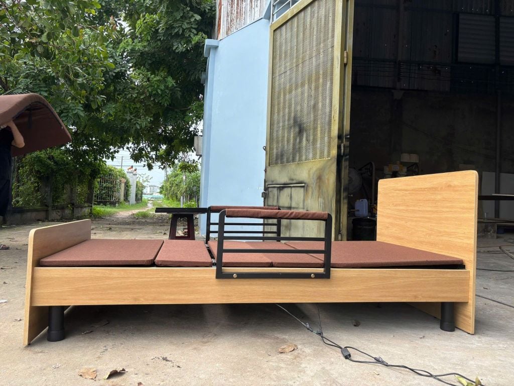 Giường Y Tế Chỉnh Điện Nâng Hạ Tự Động Cho Người Già SmartFurni GYT215A