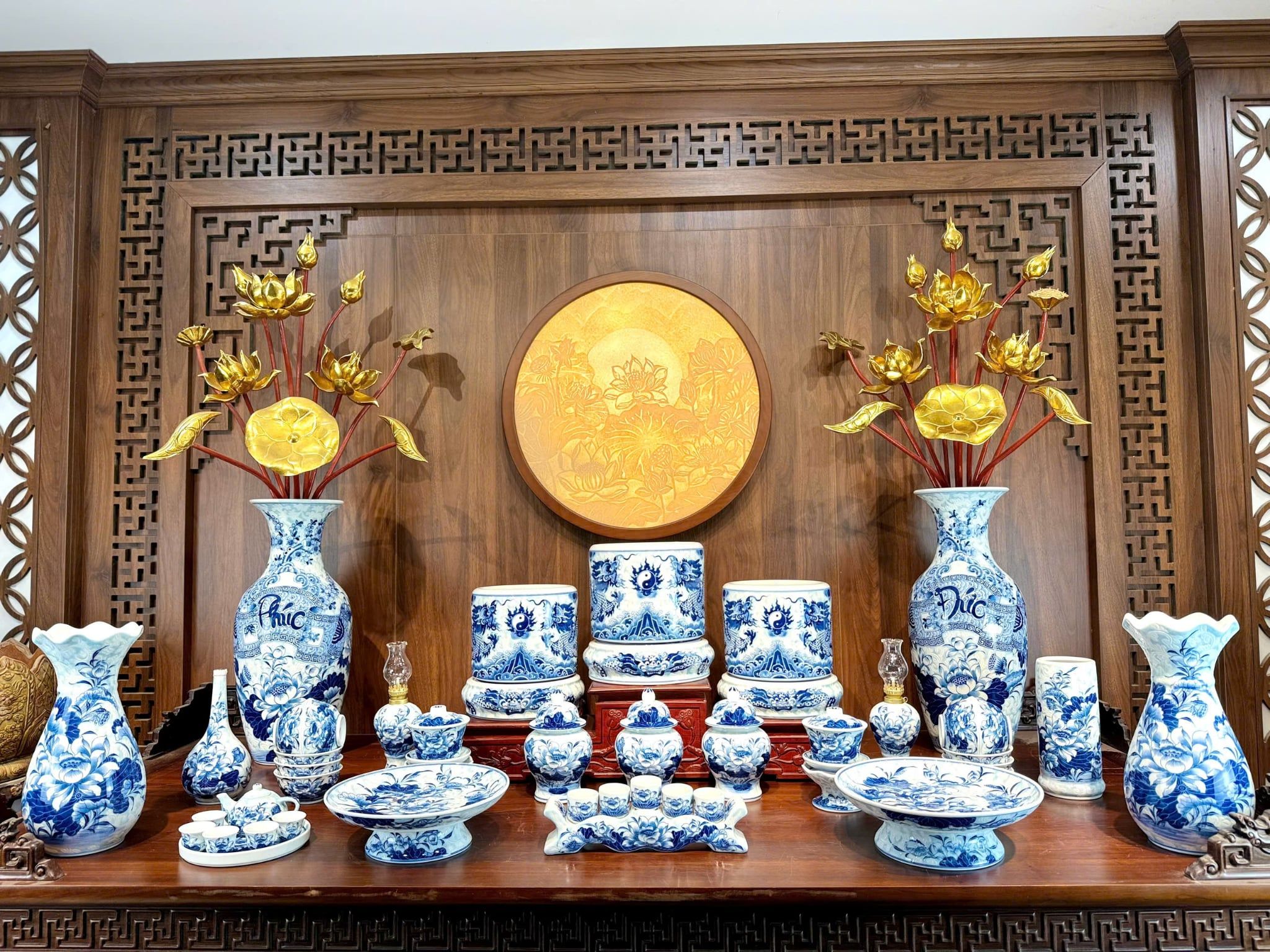  Ban Thờ Gia Tiên Nền Gấm Men Lam 