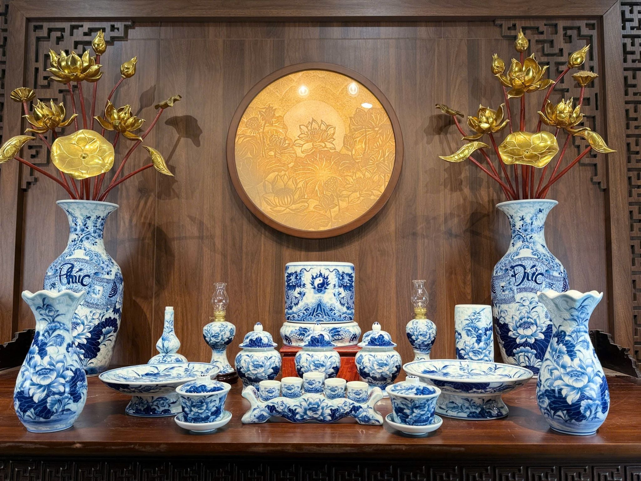  Ban Thờ Gia Tiên Nền Gấm Men Lam 