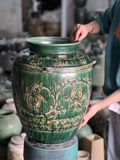  Lọ Hoa Khắc Nổi Hoa Dây Màu Xanh Lục 