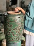  Thạp Hoa dây khắc nổi H29 