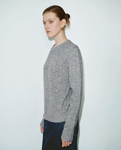  URBAN REVIVO - Áo dệt kim nữ cổ tròn tay dài đính đá 