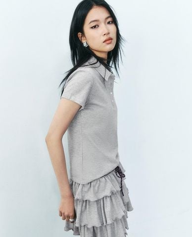  URBAN REVIVO - Áo polo nữ cổ bẻ tay ngắn thêu chữ 