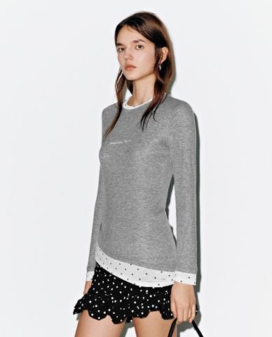  URBAN REVIVO - Áo thun nữ cổ tròn tay dài chấm bi 