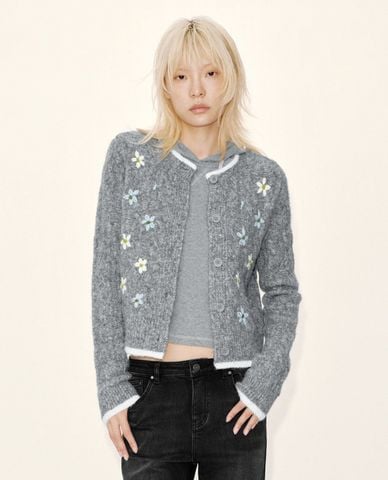  URBAN REVIVO - Áo khoác cardigan nữ cổ tròn tay dài thêu hoa 