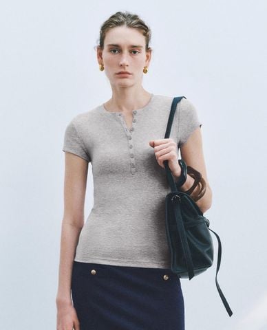  URBAN REVIVO - Áo thun nữ tay ngắn phối nút phom ôm 