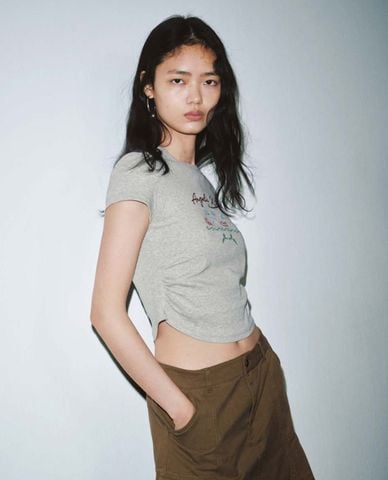  URBAN REVIVO - Áo croptop nữ cổ tròn tay ngắn nhún eo 