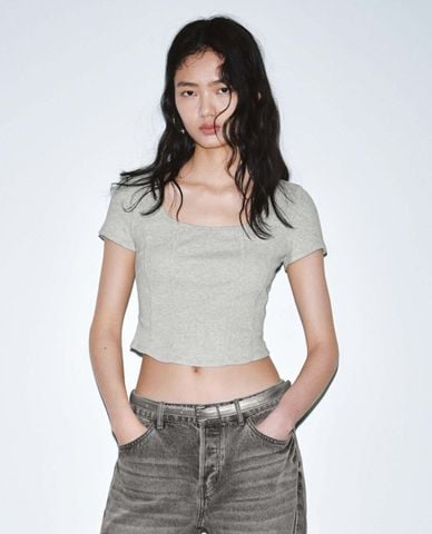  URBAN REVIVO - Áo croptop nữ cổ vuông tay ngắn tối giản 