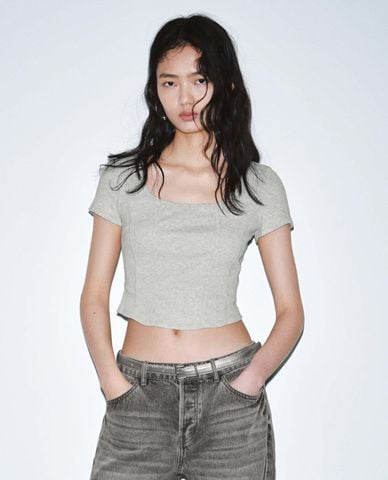  URBAN REVIVO - Áo croptop nữ cổ vuông tay ngắn tối giản 