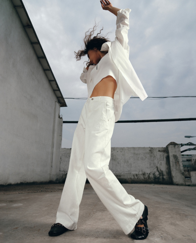  URBAN REVIVO - Quần jeans nữ ống đứng phối họa tiết 