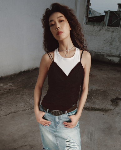  URBAN REVIVO - Áo hai dây nữ cổ V phom ôm 