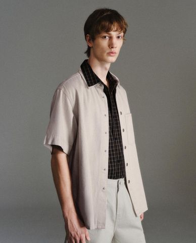  URBAN REVIVO - Áo sơ mi nam cổ bẻ tay ngắn 