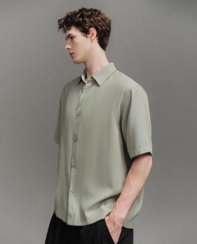  URBAN REVIVO - Áo sơ mi nam cổ bẻ tay ngắn hiện đại 