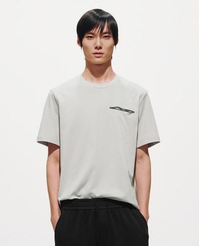  URBAN REVIVO - Áo thun nam cổ tròn tay ngắn phối họa tiết 