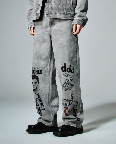  URBAN REVIVO - Quần jeans nam ống rộng phối họa tiết 