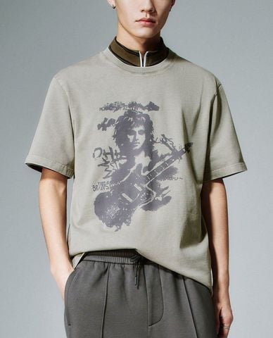  URBAN REVIVO - Áo thun nam cổ tròn tay ngắn in hình 