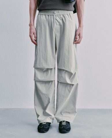  URBAN REVIVO - Quần nam ống rộng lưng thun xếp nếp 
