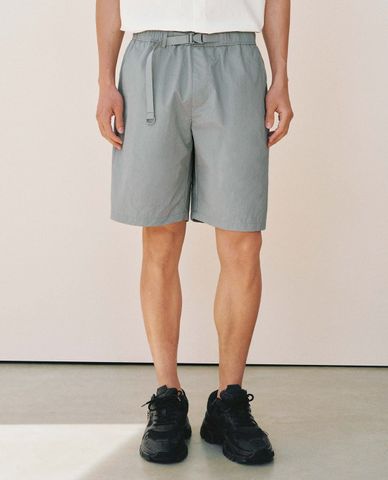  URBAN REVIVO - Quần short nam ngang gối phối dây đai 