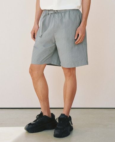  URBAN REVIVO - Quần short nam ngang gối phối dây đai 