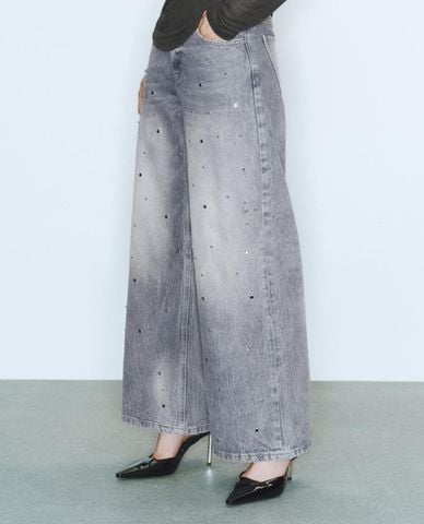  URBAN REVIVO - Quần jeans nữ ống rộng phối đinh tán 